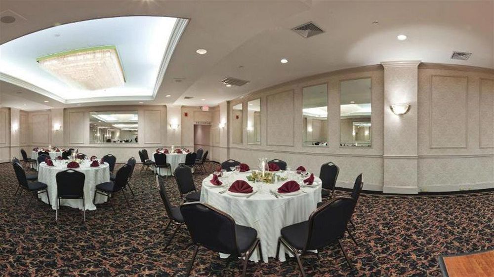 Clarion Hotel And Conference Center Ronkonkoma Bagian luar foto